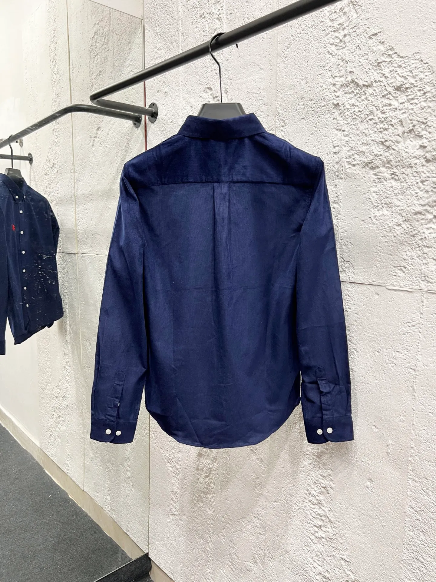P230 Style number: T60 pure cotton corduroy shirt, black, navy, white, khaki, four colors Size: M (110-125 pounds) L (125-140 pounds) XL (140-155 pounds) 2XL (155-170 pounds) Color: Navy blue